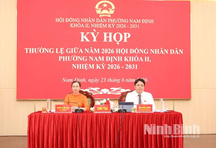 Các đồng chí Chủ tọa kỳ họp. Ảnh: Việt Thắng