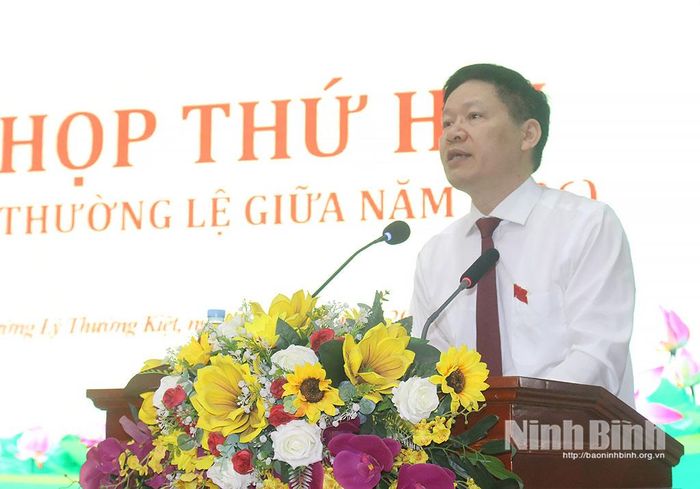 Đồng chí Đinh Văn An, Tỉnh ủy viên, Bí thư Đảng ủy, Chủ tịch HĐND phường Lý Thường Kiệt phát biểu tại kỳ họp. Ảnh: Chu Bình