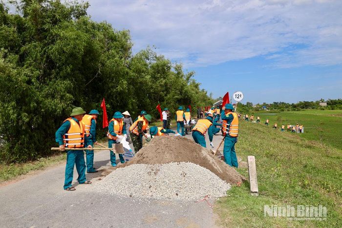 Lực lượng chức năng vận chuyển vật tư, gia cố đê điều tại buổi diễn tập.