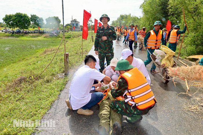 Lực lượng xã Xuân Hồng diễn tập sơ cứu, cấp cứu người bị nạn trong quá trình tham gia khắc phục sự cố đê điều.