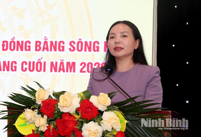 Đồng chí Ngô Thị Kim Hoàn, Ủy viên Ban Thường vụ Tỉnh ủy, Phó Chủ tịch Thường trực Ủy ban MTTQ Việt Nam tỉnh Hưng Yên phát biểu tại hội nghị.