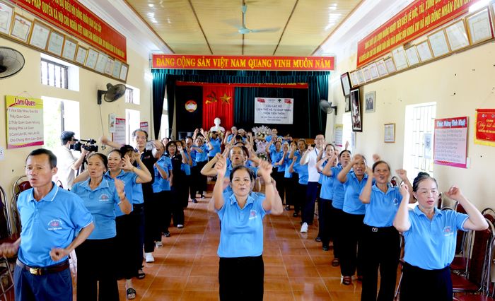 Hoạt động văn hóa, văn nghệ ở Câu lạc bộ LTHTGN thôn Tiền Thôn, xã Đồng Thái.