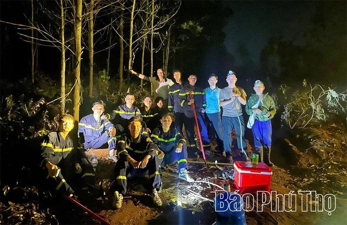 Lực lượng Công an và quần chúng nhân dân tham gia khống chế vụ cháy rừng xảy ra tại khu vực giáp ranh giữa xã Yên Phú và khu Mường Vôi, xã Lạc Sơn ngày 26/5.