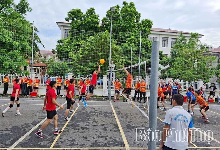 Phong trào bóng chuyền hơi thu hút đông đảo người dân tham gia, trở thành sân chơi bổ ích sau những giờ lao động.