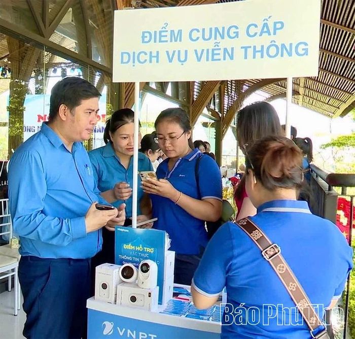 Người lao động được hỗ trợ tặng sim 5G VINAPHONE tốc độ cao và tiếp cận các gói bảo hiểm an sinh, bảo hiểm ô tô xe máy thiết thực.