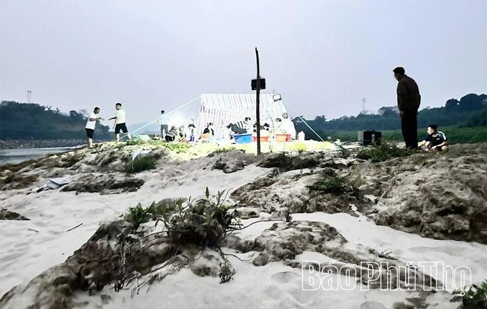 Mỗi khi có dịp, ạnh em vạn chài lại quây quần cắm trại, đốt lửa giao lưu ngay bãi sông khiến cho cuộc sống mưu sinh thêm phần đoàn kết, vui vẻ.
