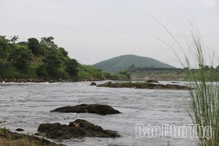 Sông Chảy nơi thượng nguồn khi hiền hòa, thơ mộng nhưng cũng không kém phần hung dữ lúc bão về.