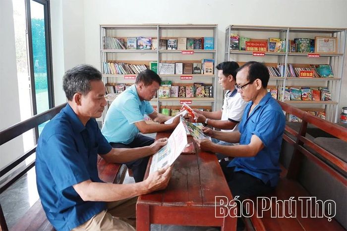 Người dân xã Tiên Lữ đọc sách, tìm hiểu kiến thức tại nhà văn hóa, góp phần lan tỏa văn hóa đọc trong cộng đồng.