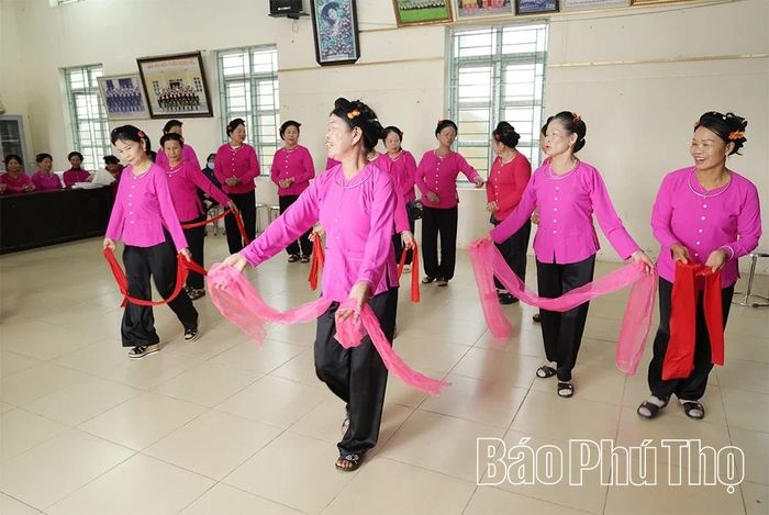 Người dân xã Bình Tuyền luyện tập văn nghệ tại nhà văn hóa, góp phần nâng cao đời sống tinh thần.