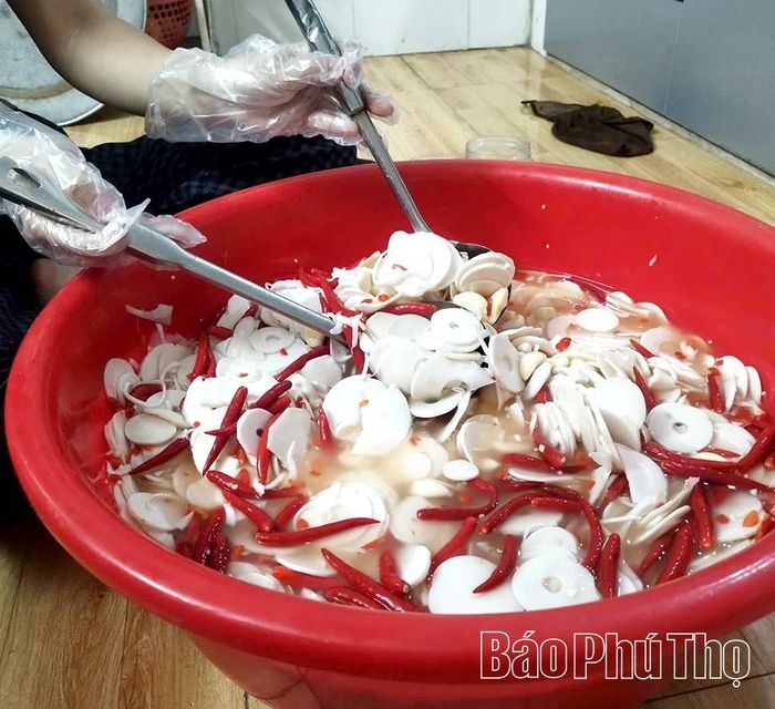 Chị Tuyết tự tay làm món măng ớt chua cay đặc sản xứ Mường cung cấp cho khách hàng.