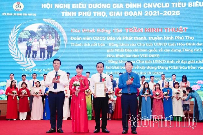 Lãnh đạo Liên đoàn Lao động tỉnh trao chứng nhận và tặng hoa chúc mừng các gia đình tiêu biểu.
