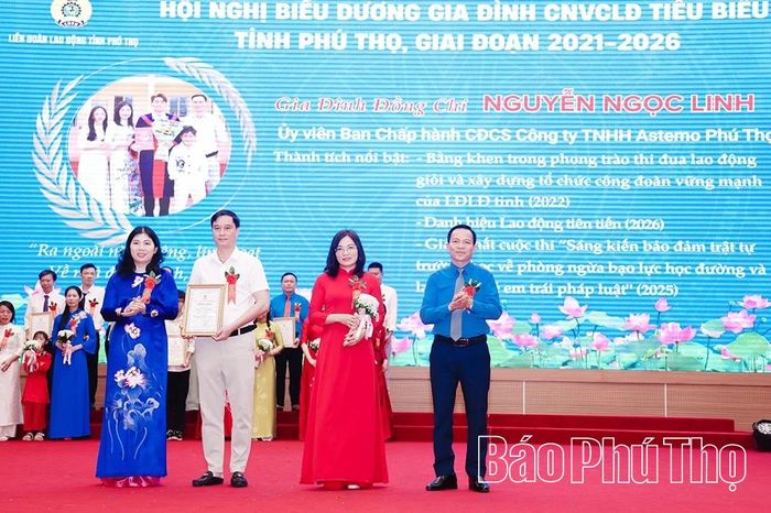 Đồng chí Nguyễn Thị Hồng Lâm - Phó Chủ tịch HĐND tỉnh trao chứng nhận và tặng hoa chúc mừng các gia đình tiêu biểu.
