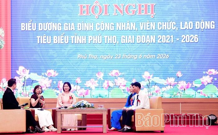 Các gia đình giao lưu, chia sẻ những câu chuyện xúc động về hành trình xây dựng gia đình ấm no, hạnh phúc.