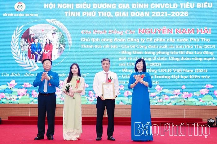 Đại diện Tổng Liên đoàn Lao động Việt Nam và Liên đoàn Lao động tỉnh trao chứng nhận và tặng hoa chúc mừng các gia đình tiêu biểu.