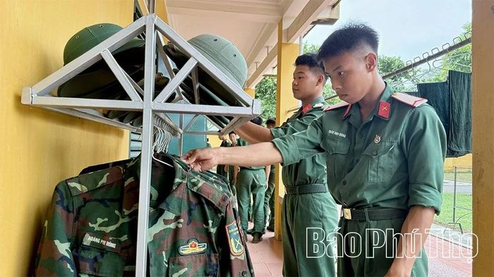 Sắp xếp nội vụ là một trong những nội dung huấn luyện đầu tiên để chiến sĩ mới làm quen với môi trường quân ngũ.