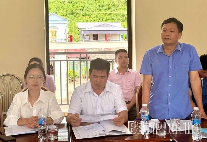 Đại diện tổ tiết kiệm và vay vốn xã Quy Đức chia sẻ kinh nghiệm trong bình xét cho vay và quản lý nguồn vốn.