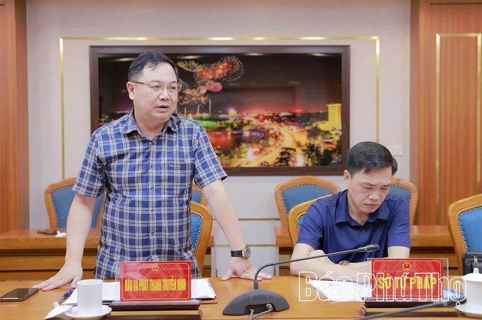 Lãnh đạo Báo và Phát thanh, truyền hình Phú Thọ phát biểu tại cuộc họp.