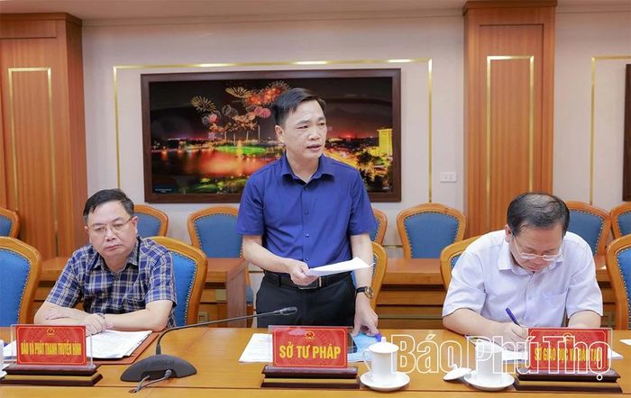 Lãnh đạo Sở Tư pháp phát biểu tại cuộc họp.