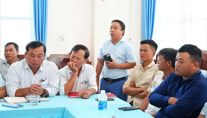 Trưởng thôn Nam Hiếu, xã Hiếu Giang Lê Văn Mão họp dân bàn đưa nước sạch về khu dân cư và khu tái định cư dự án đường cao tốc - Ảnh: T.H