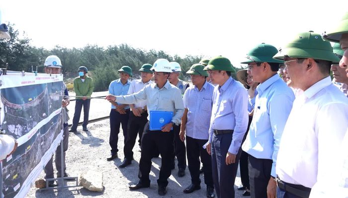 Đồng chí Lê Hồng Vinh, Chủ tịch UBND tỉnh kiểm tra tiến độ Dự án thành phần 1-Đường ven biển đoạn qua xã Cam Hồng - Ảnh: T.Đ