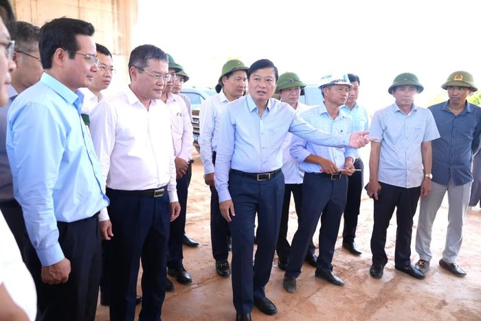 Đồng chí Lê Hồng Vinh, Chủ tịch UBND tỉnh chỉ đạo tháo gỡ các khó khăn, vướng mắc của Dự án đường và cầu vượt đường sắt trung tâm Đồng Hới - Ảnh: T.Đ