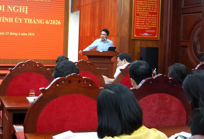 Đồng chí Trần Văn Tuấn, Phó trưởng Ban Tuyên giáo và Dân vận Tinh ủy thông tin các nội dung về dân tộc, tôn giáo - Ảnh: H.Tr