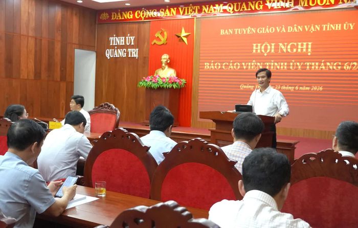 Đồng chí Đặng Đại Tình, Phó trưởng Ban Thường trực Ban Tuyên giáo và Dân vận Tỉnh ủy thông tin nội dung về chuyến thăm và làm việc của Tổng Bí thư, Chủ tịch nước Tô Lâm - Ảnh: H.Tr
