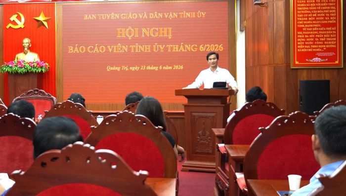Đồng chí Đặng Đại Tình, Phó trưởng Ban Thường trực Ban Tuyên giáo và Dân vận Tỉnh ủy định hướng tuyên truyền - Ảnh: H.Tr