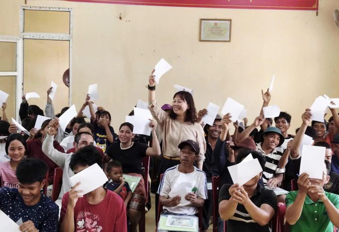 Người dân xã A Dơi hào hứng tham gia giao lưu tại buổi truyền thông phòng, chống tảo hôn, hôn nhân cận huyết thống - Ảnh: K.S