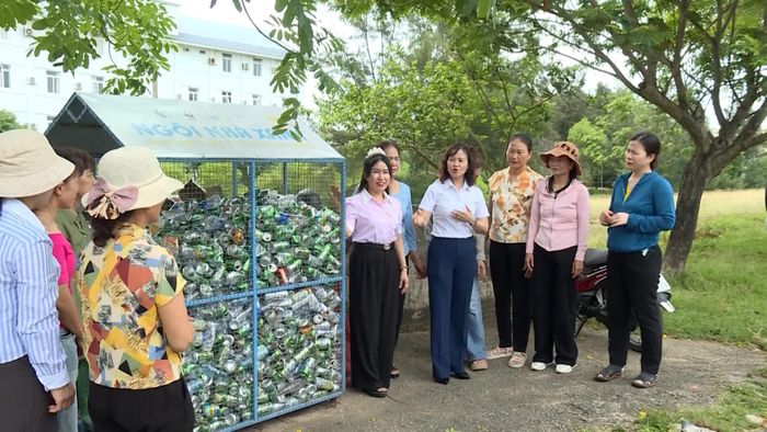 Mô hình “Ngôi nhà xanh” lan tỏa thông điệp bảo vệ môi trường - Ảnh: Thùy Trang