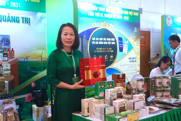 Bà Ngô Thị Kim Liên giới thiệu nông sản tiêu biểu của Hợp tác xã Sản xuất nấm sạch và kinh doanh nông nghiệp Tuấn Linh - Ảnh: Q.N