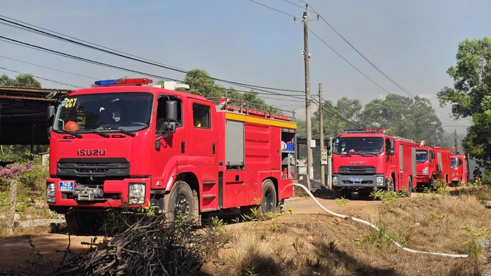 Nhiều xe chuyên dụng được huy động, chia thành nhiều hướng để chữa cháy tại xã Triệu Cơ và Vĩnh Định - Ảnh: Lê Trường