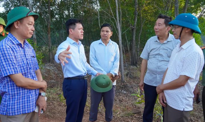 Đồng chí Lê Văn Bảo, Phó Chủ tịch UBND tỉnh chỉ đạo công tác chữa cháy rừng tại xã Triệu Cơ - Ảnh: N.H