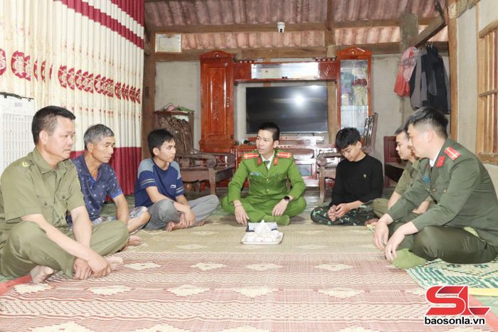 Công an xã Mường La tuyên truyền nhân dân về phòng, chống bạo lực, xâm hại trẻ em. Ảnh: PV