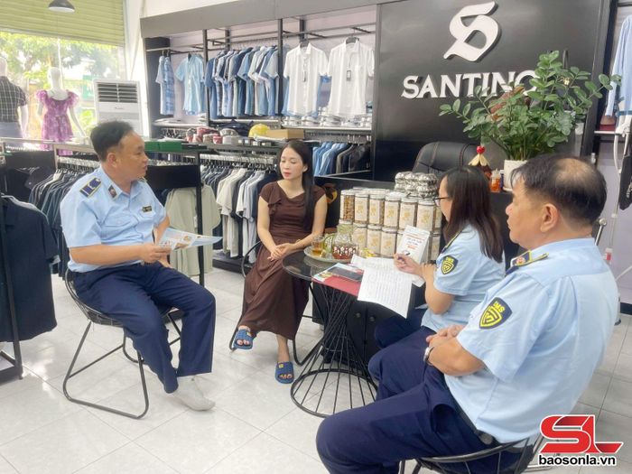 Đội quản lý thị trường số 6 tuyên truyền các quy định về kinh doanh thời trang tại tổ 3, xã Sông Mã.