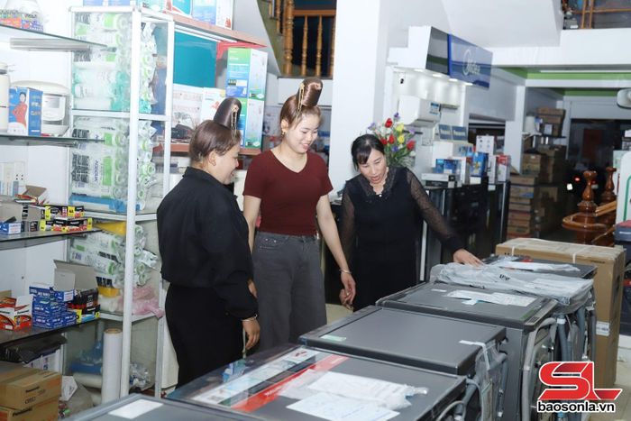 Cửa hàng kinh doanh gia dụng tại bản Tân Lập, xã Chiềng Khương thực hiện tốt các quy định về niêm yết nguồn gốc, xuất xứ hàng hóa.