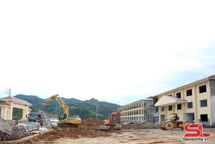 Thi công các hạng mục Dự án Trường Nội trú liên cấp Tiểu học và THCS xã Lóng Phiêng.