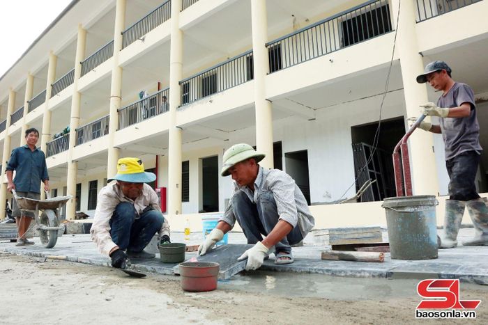 Công nhân Công ty TNHH Một thành viên K50 thi công các hạng mục của dự án Trường Nội trú liên cấp Tiểu học - THCS Lóng Phiêng.