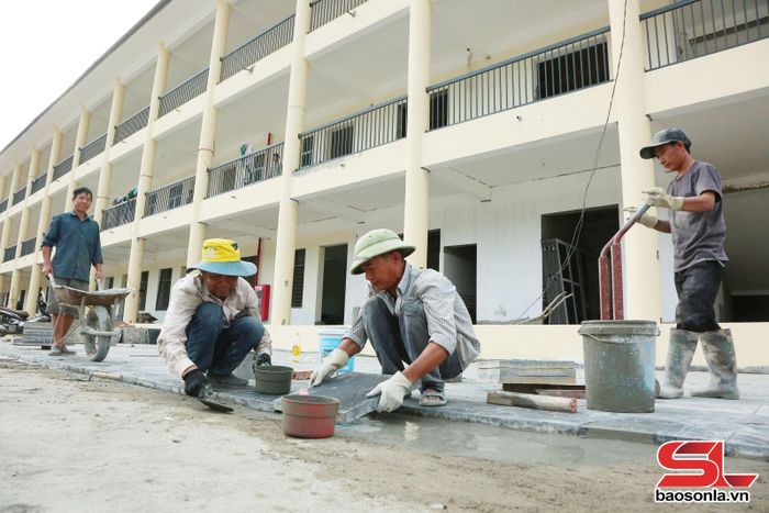 Công nhân Công ty TNHH Một thành viên K50 thi công các hạng mục của dự án Trường Nội trú liên cấp Tiểu học - THCS Lóng Phiêng.
