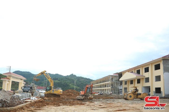 Thi công các hạng mục Dự án Trường Nội trú liên cấp Tiểu học và THCS xã Lóng Phiêng.