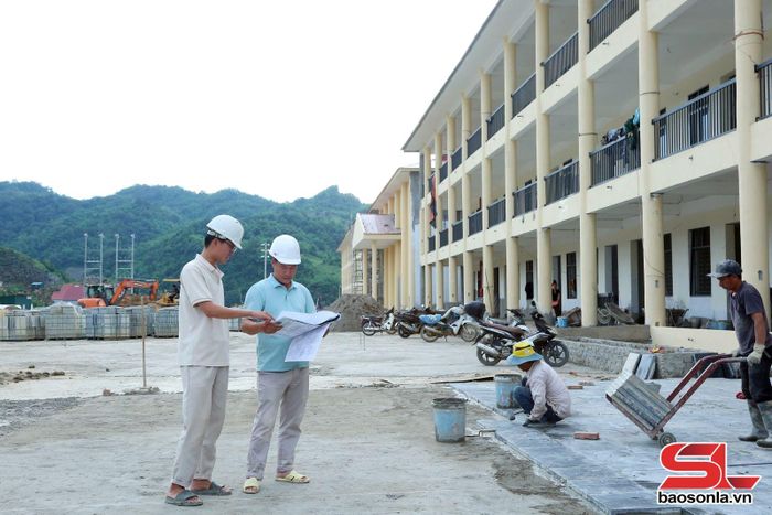 Cán bộ kỹ thuật Công ty TNHH Một thành viên K50 giám sát tại công trình.