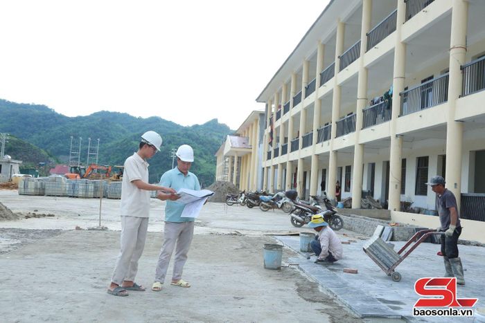 Cán bộ kỹ thuật Công ty TNHH Một thành viên K50 giám sát tại công trình.