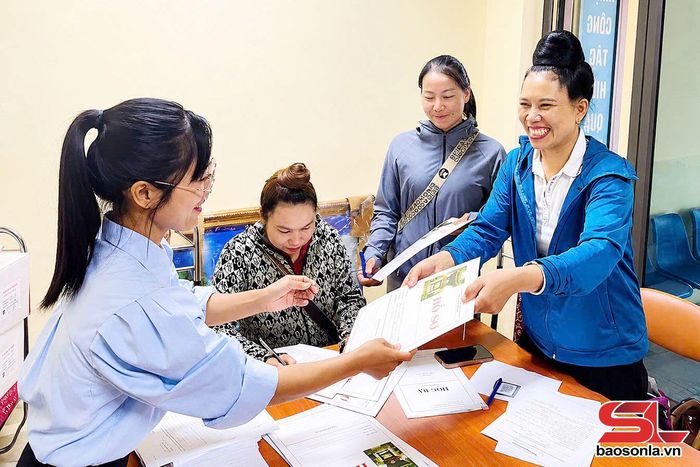 Xã Lóng Phiêng tiếp nhận hồ sơ của phụ huynh học sinh học tại Trường Nội trú liên cấp Tiểu học và THCS xã Lóng Phiêng.