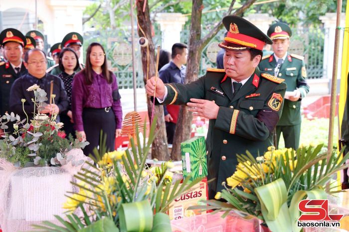 Đại biểu dâng hương tưởng niệm các Anh hùng liệt sĩ