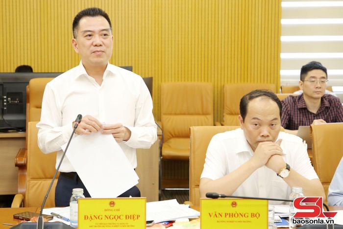 Đồng chí Thứ trưởng Bộ Nông nghiệp và Môi trường phát biểu tại cuộc làm việc.