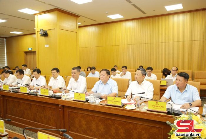 Các đồng chí lãnh đạo tỉnh Sơn La dự cuộc làm việc.