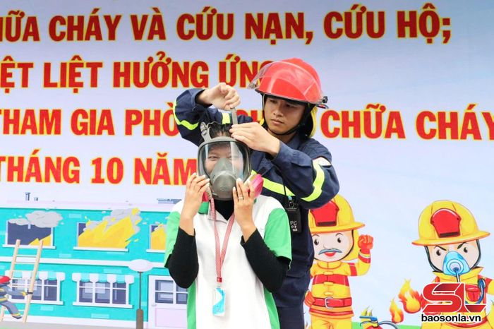 Nhân viên Khu du lịch Mộc Châu Island tham gia diễn tập PCCC và CNCH.