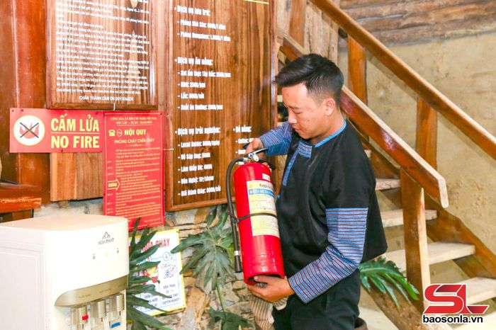 Homestay Hua Tạt H'mong Retreat, bản Hua Tạt, xã Vân Hồ kiểm tra thiết bị PCCC.