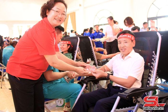 Lãnh đạo Báo và Phát thanh, truyền hình tham gia hiến máu.