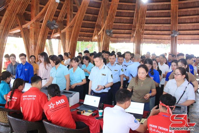 Đông đảo cán bộ, công chức, viên chức, lực lượng vũ trang và nhân dân tham gia đăng ký hiến máu.